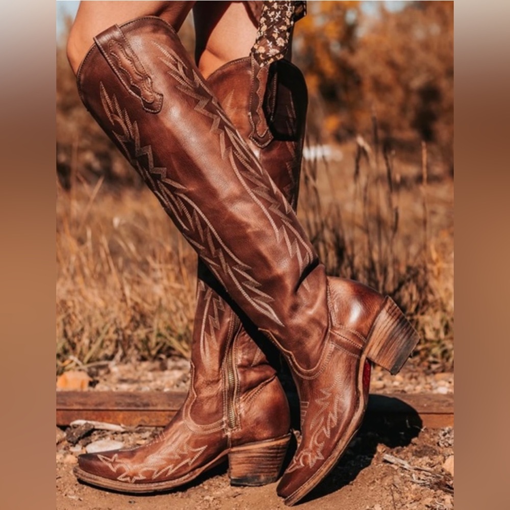 Freebird WONDER knee high  !! MAKE ME A REASONABLE OFFER!! ⭐️♥️🥂